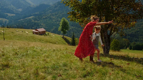 Adorable Mother Enjoying Summer Vacation Little Blonde Daughter Nature Happy — Zdjęcie stockowe