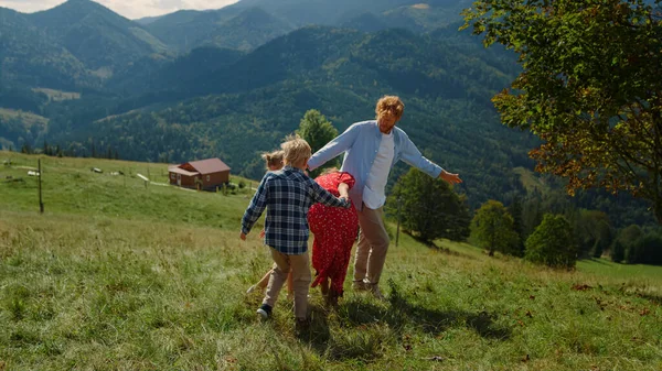 Happy Family Holding Hands Playing Active Game Green Meadow Playful Images De Stock Libres De Droits