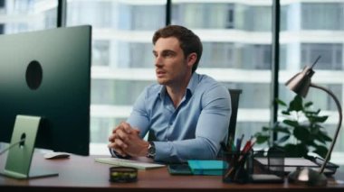 Şaşırmış ofis müdürü bilgisayar ekranında iyi haberler okuduğu için mutlu hissediyor. Gülümseyen neşeli genç işçi yeni bir iş fırsatı yakalıyor. Tatmin olmuş bir adam masasında oturarak iş başarısını kutluyor..