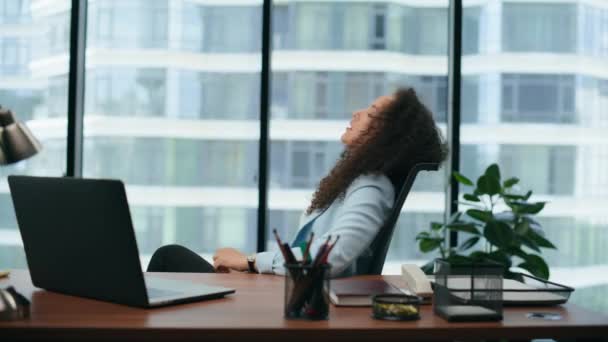 忧心忡忡的女人的画像 坐在写字台上感到职业危机 卷曲的黑发女经理不喜欢工作过度的特写镜头 思考商业问题的神经质女商人 — 图库视频影像