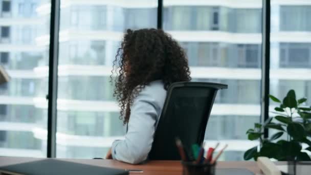工作过度的女职员坐在现代化的写字台前工作 压力很大 卷曲拉汀美国女经理触摸头感到头疼的工作 让人心烦意乱的黑发女人 — 图库视频影像