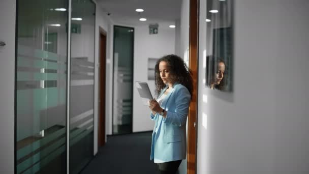 Elfoglalt Menedzser Táblagépen Dolgozik Folyosón Női Vezérigazgató Áll Folyosón Modern — Stock videók
