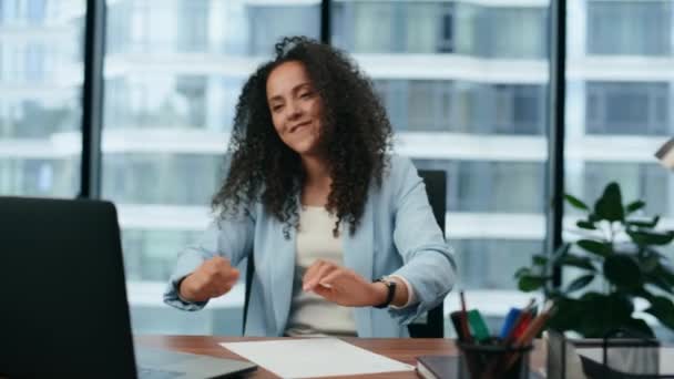 Mujer Ganadora Mirando Portátil Celebrando Éxito Oficina Cerca Empresaria Latinoamericana — Vídeo de stock
