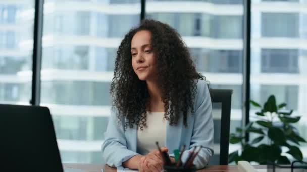 Professionele Vrouw Manager Uitvoeren Van Online Overleg Met Behulp Van — Stockvideo