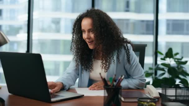 Mujer Feliz Sorprendió Los Resultados Financieros Empresa Leyendo Informe Sobre — Vídeo de stock