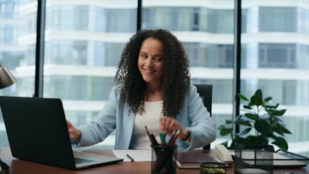 Joven Mujer Negocios Sintiendo Éxito Trabajando Oficina Moderna Portátil Cerca — Vídeos de Stock