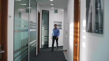Güvenilir şirket çalışanları koridorda konuşurken gülümsüyor. Neşeli meslektaşlar işe giderken dijital tablet kullanıyorlar. Enerji ortakları proje detaylarını kontrol ediyor. Halk iletişimi 