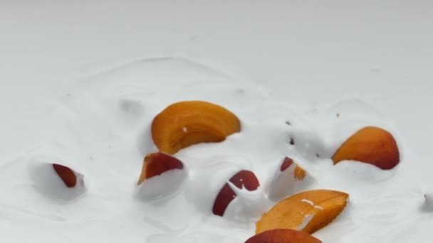 Świeży Jogurt Organiczny Kawałkami Dojrzałej Moreli Słodkiej Białym Tle Blisko — Wideo stockowe