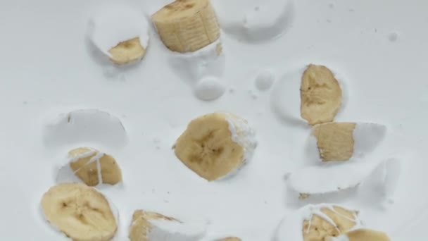 Yogourt Crémeux Banane Fraîche Avec Des Morceaux Sucrés Tombés Sur — Video