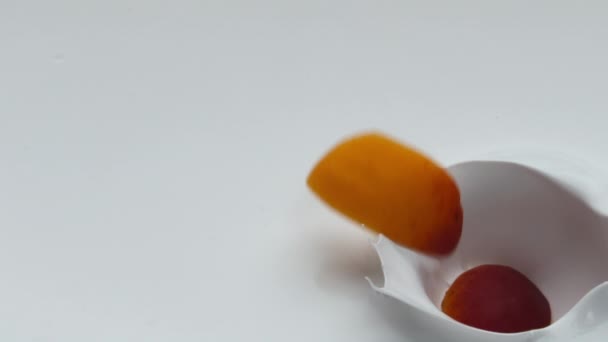 Sliced Smakelijke Abrikoos Vallen Verse Romige Yoghurt Super Slow Motion — Stockvideo
