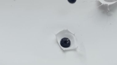 Çok yavaş çekimde taze kremalı yoğurdun içine düşen olgun, lezzetli yabanmersini. Süt tatlısı yüzeyine düşen lezzetli vitamin meyveleri. Sağlıklı bir kahvaltı hazırlıyorum..