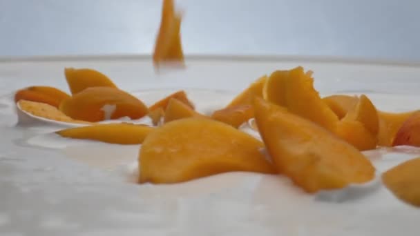 Gustosa Albicocca Succosa Caduto Nel Dolce Fresco Latticini Super Slow — Video Stock