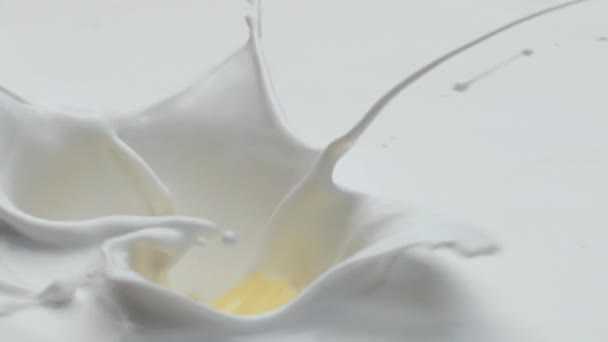 浓郁多汁的甜菠萝 以超级慢动作喷出天然鲜牛奶 味道鲜美的香蕉掉进了乳白色的鸡尾酒中 溅出了水花 制作有机美味水果乳制品甜点 — 图库视频影像