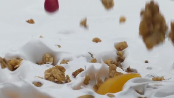 Frutas Rodajas Granola Natural Añadiendo Deliciosa Crema Agria Blanca Cámara — Vídeo de stock