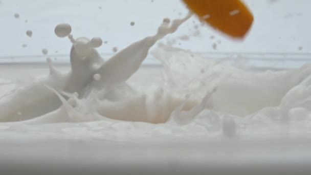 Dojrzała Żółta Morela Wpadająca Świeżego Mleka Rozpryskującego Się Bardzo Zwolnionym — Wideo stockowe