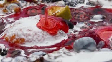 Lezzetli yulaf ezmesi, tatlı kırmızı reçelli taze yoğurtla hazırlanıyor. Besleyici yulaf lapasının üzerine dilimlenmiş elma şeftalisiyle lezzetli marmelat döküyor. Sağlıklı kahvaltı..