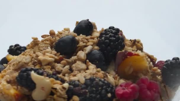 Savoureux Flocons Avoine Sucrée Avec Des Fruits Baies Vitamines Fraîches — Video