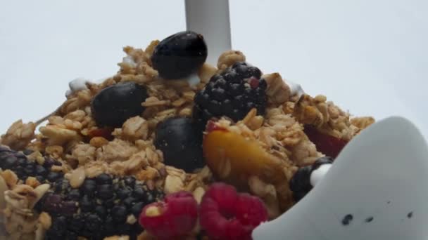 Meyvelerin Üzerine Taze Süt Dökülüyor Beyaz Arka Planda Tatlı Granola — Stok video