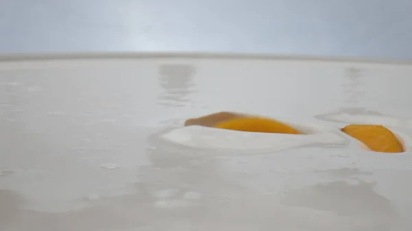 Morceaux Doux Savoureux Abricot Tombant Dans Dessert Lait Frais Ralenti — Photo