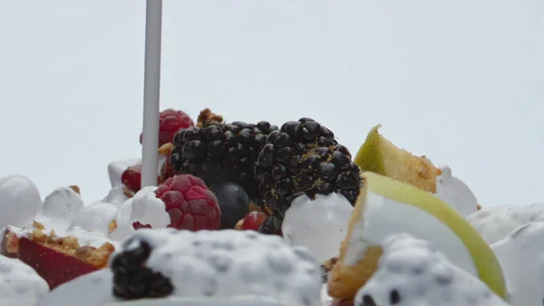 Fersk Yoghurt Som Øser Mulesli Med Bær Sakte Film Naturlig – stockfoto