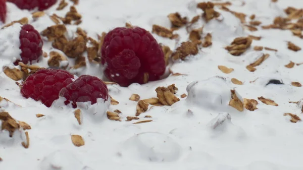 Rød Bringebær Som Faller Kremaktig Yoghurt Med Cornflakes Sakte Film – stockfoto