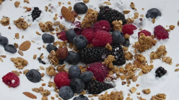 Здоровий Хрусткий Сніданок Свіжим Натуральним Обертанням Йогурту Дуже Повільному Русі — стокове фото