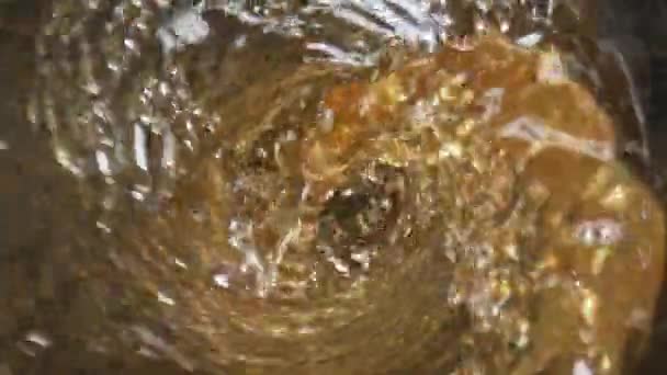 Πιτσιλιές Χοροπηδητό Ποτό Φυσαλίδες Κύπελλα Closeup Gourmet Αλκοόλ Χλωμό Ale — Αρχείο Βίντεο