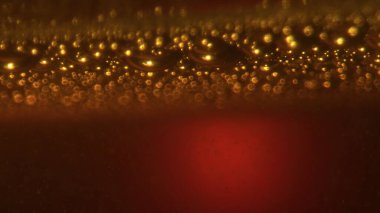 Alkol sıvı köpük dokusu yakın çekim. Altın gibi soğuk bira köpüren yüzeyi. Bira çok yavaş çekimde köpük yapıyor. Ipa 'nın köpüklü içeceği şeffaf cam eşyalar halinde hareket ediyor. 