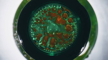 Buz küpü konteynırı yakında. Ağır çekimde altın bira fışkırıyor. Donmuş blok soğuk bira beyaz arka planda. Boynun üst kısmından dökülen alkolsüz bir içecek. Zıpzıp bira.