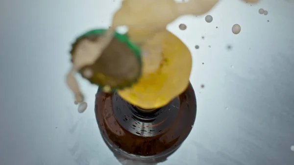 Ontkurken Gebotteld Ambachtelijk Bier Close Ongefilterde Vloeistof Spatten Uit Donkere — Stockfoto