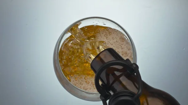Μπύρα Που Ρίχνει Ποτήρι Από Κοντά Αλκοολικός Χοάνης Υγρό Πλήρωσης — Φωτογραφία Αρχείου