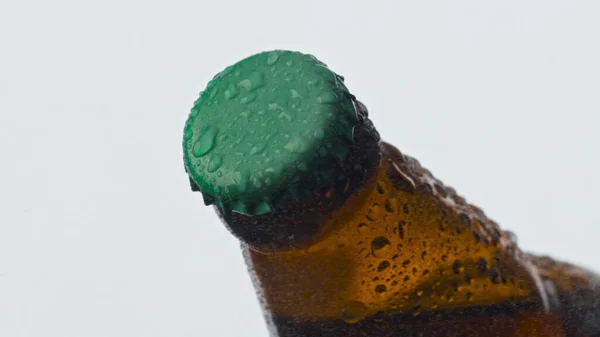 Rzemiosło Pić Pocenie Się Kolba Zbliżenie Piana Niefiltrowana Butelka Piwa — Zdjęcie stockowe