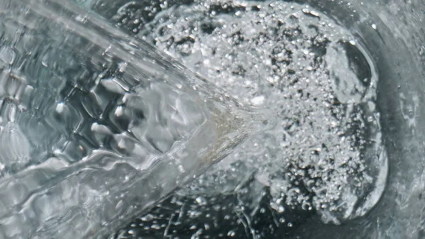 Água Pura Queda Vidro Closeup Mineral Fresco Aqua Purificado Rodopiando — Fotografia de Stock