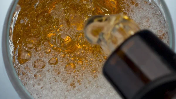 Fles Gieten Ambachtelijk Bier Transparant Glas Close Lager Stroom Maken — Stockfoto