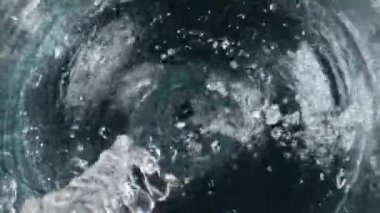 Taze içecek, bardakları doldurun. Karbonatlı sıvı dolgu malzemesi. Bardaktan aşağı akan maden suyu. Temiz konteynırın içinde şeffaf bir içecek kıvranıyor. Soğuk kokteyl konsepti