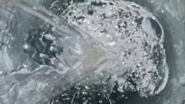 Agua Pura Cayendo Primer Plano Cristal Aguamarina Purificada Fresca Mineral — Vídeo de stock