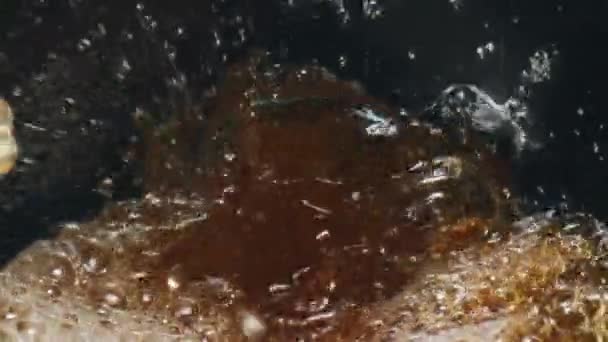 Bira Bardağının Kıvrımlı Üst Görüntüsü Cam Kabın Içinde Ağır Çekimde — Stok video
