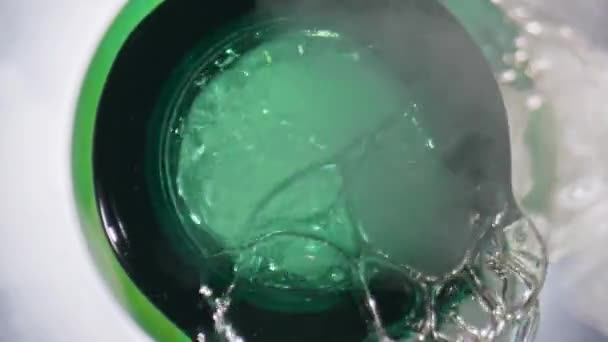 Замороженный Блок Разбрызгивает Бутылку Крупным Планом Вкусная Пена Ipa Замедленного — стоковое видео