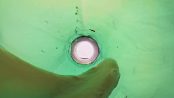 Cold Ale Fyllning Glas Närbild Ofiltrerad Alkoholhaltig Vätska Bubblar Inuti — Stockvideo