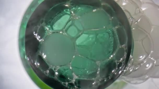 Παγωμένη Μπύρα Αφρίζον Μπουκάλι Closeup Χόπι Υγρό Αφρό Από Πρόσφατα — Αρχείο Βίντεο