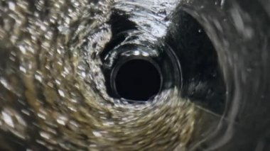 Alkolik sıvı bardağı yakın plan. Filtresiz bira, temiz kadehin içinde fokurduyor. Süper yavaş çekim. Serinletici soğuk altın köpüklü dökme kabı. Sarhoş karbonatlı içecek konsepti 