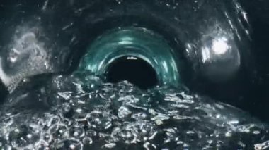 Köpüklü su kıvrımlı şarap kadehi yakın plan. Temiz camlara soğuk karbonatlı sıvı dökülüyor. Köpüklü içecek köpüğü. Siyah arka planda hava damlaları var. Organik kokteyl konsepti 