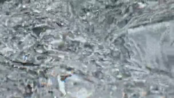 Крупный План Кипящей Аква Текстуры Холодная Вода Движется Вращаясь Свежем — стоковое видео