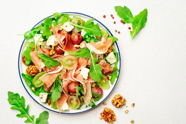 Salada Uva Com Presunto Queijo Azul Rúcula Nozes Sobre Fundo — Fotografia de Stock