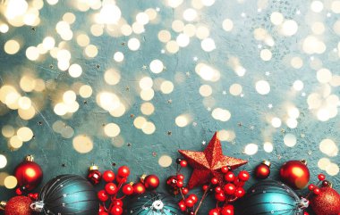 Kırmızı ve mavi Noel topları, böğürtlenler, çelenk ışıkları, altın bokeh üst manzara