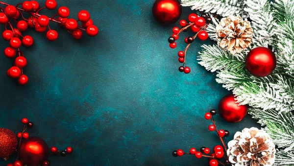 Blaue Weihnachten Oder Neujahr Hintergrund Mit Roten Weihnachtskugeln Beeren Tannenzweigen — Stockfoto