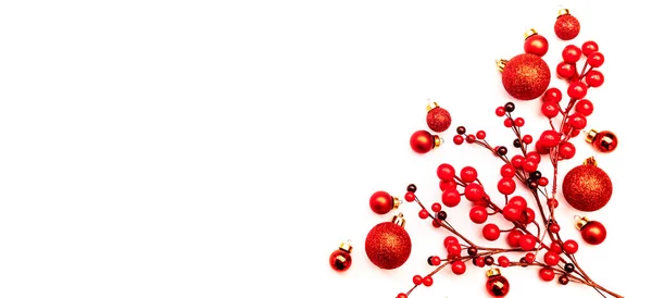 白色的圣诞和新年背景 红色的圣诞球和浆果 顶部视图 复制垃圾邮件 — 图库照片