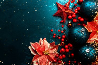 Kırmızı ve mavi Noel topları, böğürtlenler, çelenk ışıkları, altın bokeh üst manzara