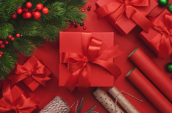 Feliz Navidad Feliz Año Nuevo Fondo Rojo Con Cajas Cintas —  Fotos de Stock