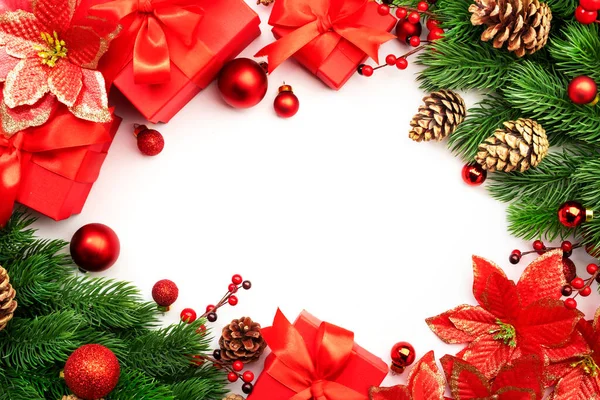 Kerst Nieuwjaar Achtergrond Met Sparren Takken Rode Geschenkdozen Kerstballen Feestelijke — Stockfoto